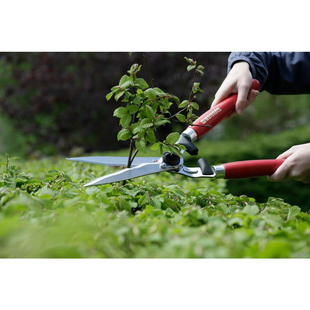 24 in. x 12 in. Hedge Wavy Blade Shear, Wood Handles - Hercitys